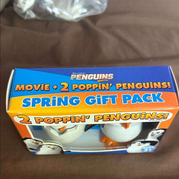 Penguins of Madagascar 2 Poppin’ Penguins Spring Gift Pack – New in Box - Picture 2 of 2